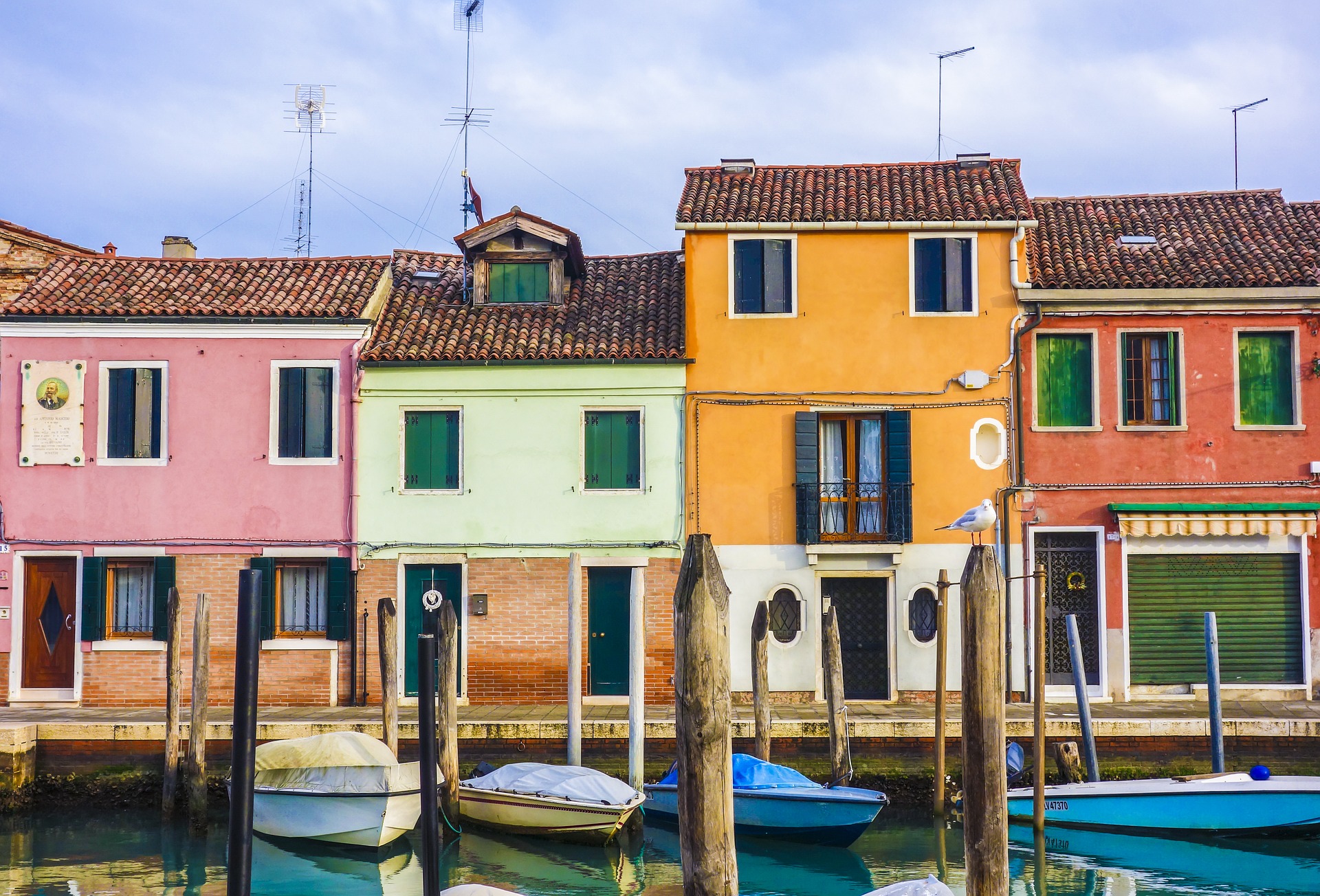 colourful-houses-gondola-venice